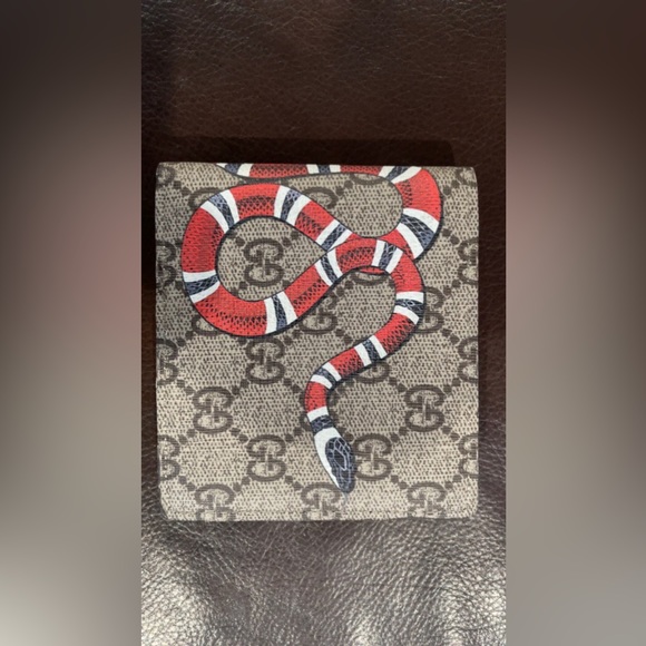 authentic GUCCI wallet, never once been used. Lost original box. - Picture 2 of 4